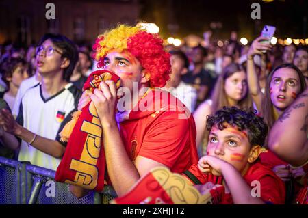 Spanische Fans in Stuttgart 20240714 UEFA EURO 2024 pubblico Schlossplatz Stuttgart Fussball fan zone Endspiel GB - e Spanien gegen Inghilterra **** tifosi spagnoli a Stoccarda 20240714 UEFA EURO 2024 pubblico Schlossplatz Stuttgart Football fan zone Final GB e Spagna contro Inghilterra Foto Stock