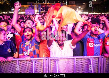 Spanische Fans in Stuttgart 20240714 UEFA EURO 2024 pubblico Schlossplatz Stuttgart Fussball fan zone Endspiel GB - e Spanien gegen Inghilterra **** tifosi spagnoli a Stoccarda 20240714 UEFA EURO 2024 pubblico Schlossplatz Stuttgart Football fan zone Final GB e Spagna contro Inghilterra Foto Stock