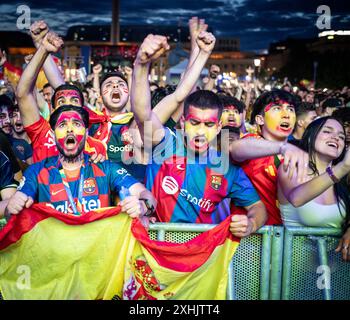 Spanische Fans in Stuttgart 20240714 UEFA EURO 2024 pubblico Schlossplatz Stuttgart Fussball fan zone Endspiel GB - e Spanien gegen Inghilterra **** tifosi spagnoli a Stoccarda 20240714 UEFA EURO 2024 pubblico Schlossplatz Stuttgart Football fan zone Final GB e Spagna contro Inghilterra Foto Stock