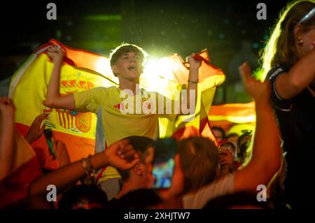 Spanische Fans in Stuttgart 20240714 UEFA EURO 2024 pubblico Schlossplatz Stuttgart Fussball fan zone Endspiel GB - e Spanien gegen Inghilterra **** tifosi spagnoli a Stoccarda 20240714 UEFA EURO 2024 pubblico Schlossplatz Stuttgart Football fan zone Final GB e Spagna contro Inghilterra Foto Stock