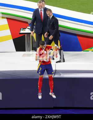 BERLINO, GERMANIA - 14 LUGLIO: Alvaro Morata di Spagna si aggiudica il Trofeo dei campioni durante la finale di UEFA EURO 2024 tra Spagna e Inghilterra all'Olympiastadion il 14 luglio 2024 a Berlino, Germania. © diebilderwelt / Alamy Live News Foto Stock