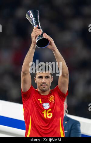 Berlino, Germania. 15 luglio 2024. Rodri di Spagna con il trofeo della finale UEFA EURO 2024 tra Spagna e Inghilterra all'Olympiastadion di Berlino, Germania, il 14 luglio 2024 (foto di Andrew SURMA/ credito: SIPA USA/Alamy Live News Foto Stock