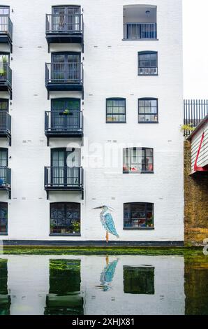 Lavaggio asciugatura su una linea di lavaggio su un balcone appartenente a un appartamento in un blocco di appartamenti a Londra, Regno Unito Foto Stock