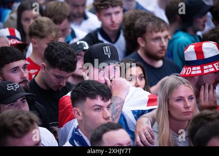 Manchester, 14 luglio 2024. L'Inghilterra mostra emozioni contrastanti mentre guarda la finale dei Campionati europei di calcio 2024 tra Spagna e Inghilterra. L'evento, 4TheFans fan Park di Manchester, ha visto 4500 tifosi inglesi riunirsi per guardare la Spagna sconfiggere l'Inghilterra 2-1. Crediti: Benjamin Wareing/Alamy Live News Foto Stock