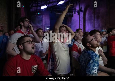 Londra, Regno Unito. 14 luglio 2024. EURO 2024: Inghilterra contro Spagna. 4TheFans fan Park presso Village Underground a Shoreditch. I tifosi inglesi reagiscono con delusione a Shoreditch, mentre le finali d'Euro finiscono per essere sconfitte dalla Spagna 2-1 all'Olympiastadion di Berlino. Crediti: Guy Corbishley/Alamy Live News Foto Stock