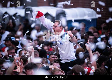 Manchester, 14 luglio 2024. L'Inghilterra mostra emozioni contrastanti mentre guarda la finale dei Campionati europei di calcio 2024 tra Spagna e Inghilterra. L'evento, 4TheFans fan Park di Manchester, ha visto 4500 tifosi inglesi riunirsi per guardare la Spagna sconfiggere l'Inghilterra 2-1. Crediti: Benjamin Wareing/Alamy Live News Foto Stock