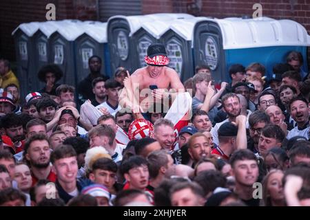 Manchester, 14 luglio 2024. L'Inghilterra mostra emozioni contrastanti mentre guarda la finale dei Campionati europei di calcio 2024 tra Spagna e Inghilterra. L'evento, 4TheFans fan Park di Manchester, ha visto 4500 tifosi inglesi riunirsi per guardare la Spagna sconfiggere l'Inghilterra 2-1. Crediti: Benjamin Wareing/Alamy Live News Foto Stock