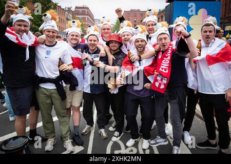 Manchester, Regno Unito. 14 luglio 2024. I tifosi inglesi si riuniscono a Stevenson Square in vista della finale di Euro 2024. Migliaia di tifosi riempiono le zone dei tifosi in tutto il paese per guardare la grande partita, che vede l'Inghilterra affrontare la Spagna. Credito: SOPA Images Limited/Alamy Live News Foto Stock