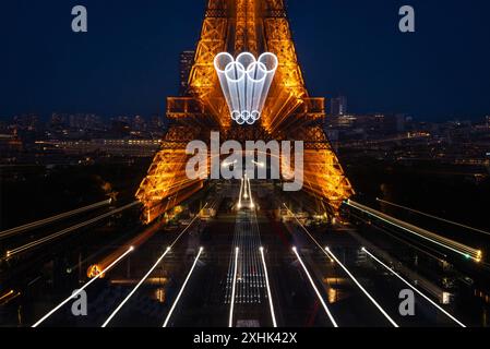 Parigi, Francia. 14 luglio 2024. I fuochi d'artificio esplodono vicino alla Torre Eiffel durante le celebrazioni della Festa della Bastiglia a Parigi, Francia, 14 luglio 2024. La Francia ha tenuto le celebrazioni della giornata nazionale francese, o Festa della Bastiglia, domenica. Crediti: Xu Chang/Xinhua/Alamy Live News Foto Stock