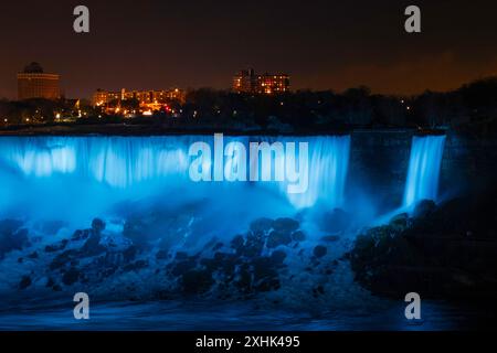 Una vista panoramica delle Cascate americane illuminate di luci di notte, Cascate del Niagara, Ontario, Canada, Foto Stock