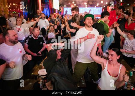 Manchester, Regno Unito. 14 luglio 2024. I tifosi reagiscono all'Inghilterra durante la finale di Euro 2024 a Freight Island. Migliaia di tifosi riempiono le zone dei tifosi in tutto il paese per guardare la grande partita, che vede l'Inghilterra affrontare la Spagna. (Foto di Andy Barton/SOPA Images/Sipa USA) credito: SIPA USA/Alamy Live News Foto Stock