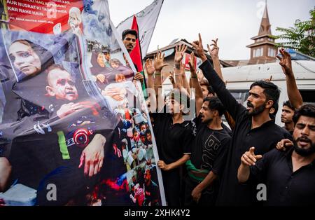 I musulmani sciiti del Kashmir gridano slogan pro-palestinesi e anti-israeliani mentre tengono in mano uno striscione con fotografie di palestinesi durante una processione di Muharram il settimo giorno di Muharram. Muharram è il primo mese del calendario islamico. È uno dei mesi più sacri del calendario islamico. I musulmani sciiti commemorano Muharram come un mese di lutto in ricordo del martirio del profeta islamico Imam Hussain, nipote di Maometto, martirizzato su Ashura (10° giorno di Muharram) nella battaglia di Karbala nel 680 d.C. (foto di Idrees Abbas/SOPA Images/Sipa USA) Foto Stock