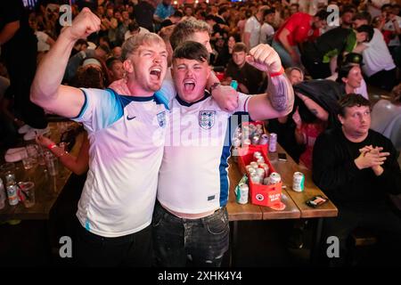 Manchester, Regno Unito. 14 luglio 2024. I tifosi reagiscono all'Inghilterra durante la finale di Euro 2024 a Freight Island. Migliaia di tifosi riempiono le zone dei tifosi in tutto il paese per guardare la grande partita, che vede l'Inghilterra affrontare la Spagna. (Foto di Andy Barton/SOPA Images/Sipa USA) credito: SIPA USA/Alamy Live News Foto Stock