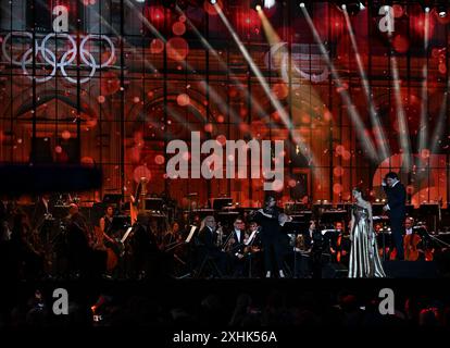 Parigi, Francia. 14 luglio 2024. Gli artisti si esibiscono durante i Giochi Olimpici di Parigi 2024 Torch Relay a Parigi, Francia, 14 luglio 2024. Crediti: He Changshan/Xinhua/Alamy Live News Foto Stock