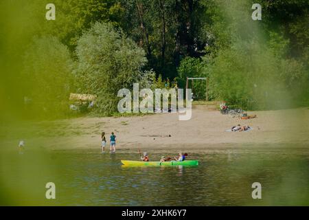 Varsavia, Polonia. 14 luglio 2024. I kayak pagaiano sul fiume Vistola a Varsavia, Polonia, 14 luglio 2024. Crediti: Jaap Arriens/Xinhua/Alamy Live News Foto Stock