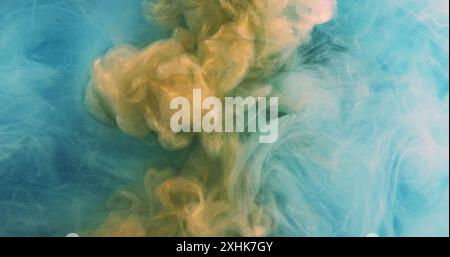 Glitter di fumo. Nuvola nebbia lucida. Vernice con inchiostro smog. Fantasia giallo dorato vapore azzurro scintillante nebbia astratta creativa sfondo artistico mistico. Foto Stock