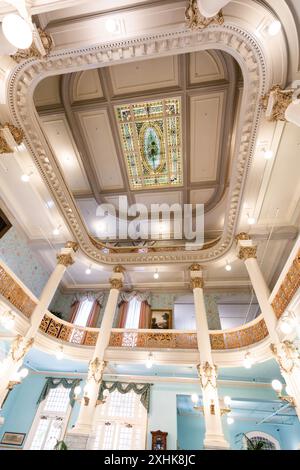 Atrio della lobby dorato dove persone famose socializzavano in passato, lo storico Menger Hotel, San Antonio, Texas, Stati Uniti Foto Stock