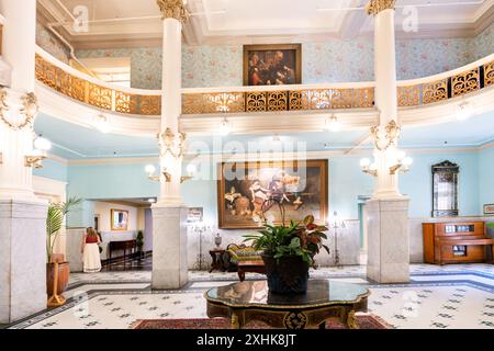 Atrio della lobby dorato dove persone famose socializzavano in passato, lo storico Menger Hotel, San Antonio, Texas, Stati Uniti Foto Stock