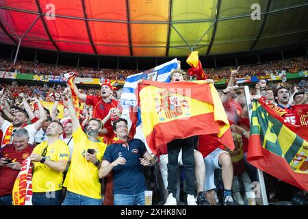 Berlino, Germania. 14 luglio 2024. I tifosi di Spagna festeggiano dopo la finale di UEFA Euro 2024 tra Inghilterra e Spagna a Berlino, Germania, 14 luglio 2024. Crediti: Xiao Yijiu/Xinhua/Alamy Live News Foto Stock