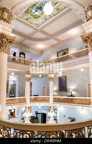 Atrio della lobby dorato dove persone famose socializzavano in passato, lo storico Menger Hotel, San Antonio, Texas, Stati Uniti Foto Stock