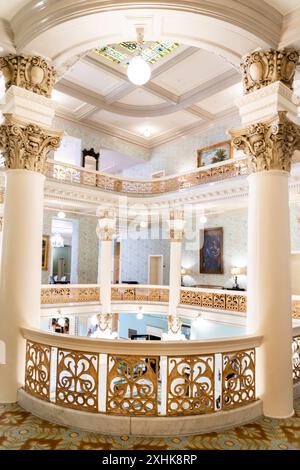 Atrio della lobby dorato dove persone famose socializzavano in passato, lo storico Menger Hotel, San Antonio, Texas, Stati Uniti Foto Stock