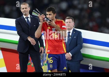Berlino, Germania. 14 luglio 2024. Rodri in Spagna bacia il suo trofeo come miglior giocatore durante la cerimonia di premiazione dopo la finale di UEFA Euro 2024 tra Inghilterra e Spagna a Berlino, in Germania, il 14 luglio 2024. Crediti: Pan Yulong/Xinhua/Alamy Live News Foto Stock
