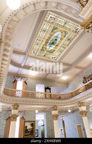 Atrio della lobby dorato dove persone famose socializzavano in passato, lo storico Menger Hotel, San Antonio, Texas, Stati Uniti Foto Stock