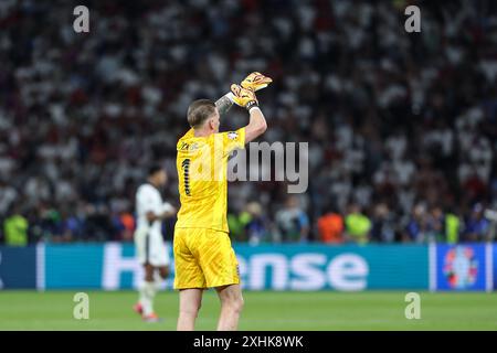 Berlino, Germania. 14 luglio 2024. Il portiere inglese Jordan Pickford gesta durante la finale di UEFA Euro 2024 tra Inghilterra e Spagna a Berlino, Germania, 14 luglio 2024. Crediti: Pan Yulong/Xinhua/Alamy Live News Foto Stock