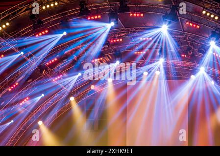 Palco da concerto riflettori colorati con raggi laser Foto Stock