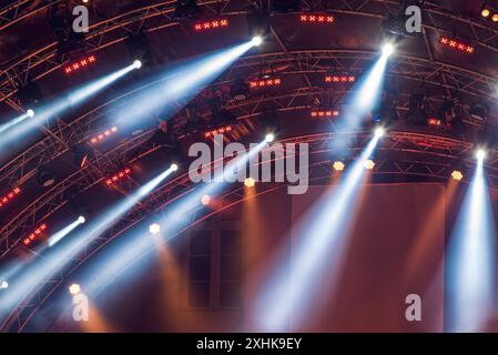 Proiettori bianchi del palco da concerto con fasci di luce Foto Stock