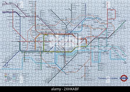 Mountain View, California, Stati Uniti d'America - 14 luglio 2024: Un puzzle da 1000 pezzi a tema della mappa della metropolitana di Londra, di dimensioni 75 cm x 50 cm. Foto Stock