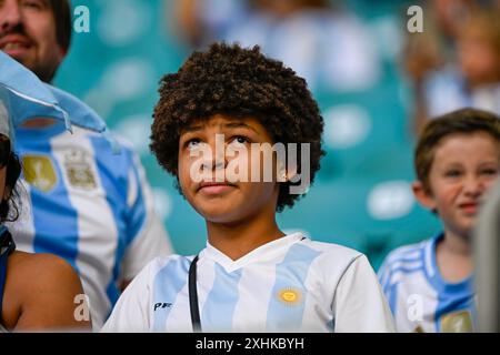 Miami Gardens, Stati Uniti. 15 luglio 2024. MIAMI GARDENS, STATI UNITI - 15 LUGLIO: Tifosi e tifosi argentini durante la partita CONMEBOL Copa America USA 2024 tra Argentina e Colombia all'Hard Rock Stadium il 15 luglio 2024 a Miami Gardens, Stati Uniti. (Foto di Pablo Morano/Agenzia BSR) credito: Agenzia BSR/Alamy Live News Foto Stock