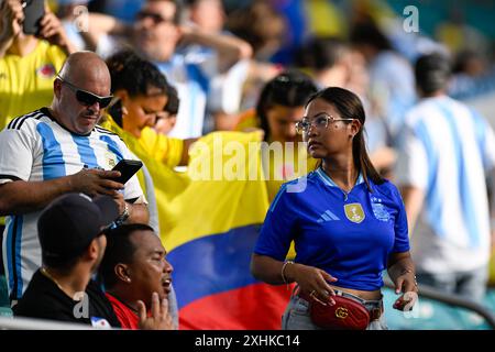 Miami Gardens, Stati Uniti. 15 luglio 2024. MIAMI GARDENS, STATI UNITI - 15 LUGLIO: Tifosi e tifosi argentini durante la partita CONMEBOL Copa America USA 2024 tra Argentina e Colombia all'Hard Rock Stadium il 15 luglio 2024 a Miami Gardens, Stati Uniti. (Foto di Pablo Morano/Agenzia BSR) credito: Agenzia BSR/Alamy Live News Foto Stock