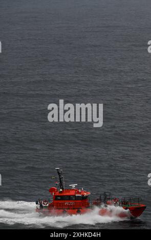 Die Schären vor Stockholm. Blick auf das schwedische Lotsenboot. Der Stockholmer Schärengarten besteht aus ungefähr 30 000 Inseln, Schären und Felsen, die sich 80 km östlich vom Stadtzentrum in Die Ostsee erstrecken. Einige sind große, bewohnte Inseln, die für ihre lebhaften Sommerpartys bekannt sind, andere ähneln eher felsigen Außenposten oder Gras bewachsenen Kuppen, die von Seehunden oder Kajakfahrern okkupiert werden. Stoccolma Schweden *** l'arcipelago al largo di Stoccolma Vista del pilota svedese l'arcipelago di Stoccolma è composto da circa 30.000 isole, scogli e tratti rocciosi Foto Stock