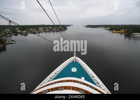 Die Schären vor Stockholm. Blick von der AidaDiva auf die Schäreninsel Furusund. Der Stockholmer Schärengarten besteht aus ungefähr 30 000 Inseln, Schären und Felsen, die sich 80 km östlich vom Stadtzentrum in Die Ostsee erstrecken. Einige sind große, bewohnte Inseln, die für ihre lebhaften Sommerpartys bekannt sind, andere ähneln eher felsigen Außenposten oder Gras bewachsenen Kuppen, die von Seehunden oder Kajakfahrern okkupiert werden. Stockholm Schweden *** l'arcipelago al largo di Stoccolma Vista dall'AidaDiva all'arcipelago di Furusund l'arcipelago di Stoccolma è costituito da aroun Foto Stock