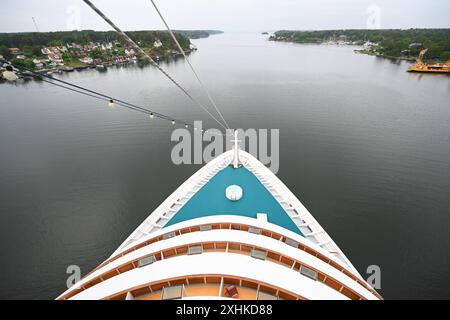 Die Schären vor Stockholm. Blick von der AidaDiva auf die Schäreninsel Furusund. Der Stockholmer Schärengarten besteht aus ungefähr 30 000 Inseln, Schären und Felsen, die sich 80 km östlich vom Stadtzentrum in Die Ostsee erstrecken. Einige sind große, bewohnte Inseln, die für ihre lebhaften Sommerpartys bekannt sind, andere ähneln eher felsigen Außenposten oder Gras bewachsenen Kuppen, die von Seehunden oder Kajakfahrern okkupiert werden. Stockholm Schweden *** l'arcipelago al largo di Stoccolma Vista dall'AidaDiva all'arcipelago di Furusund l'arcipelago di Stoccolma è costituito da aroun Foto Stock