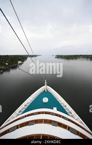 Die Schären vor Stockholm. Blick von der AidaDiva auf die Schäreninsel Furusund. Der Stockholmer Schärengarten besteht aus ungefähr 30 000 Inseln, Schären und Felsen, die sich 80 km östlich vom Stadtzentrum in Die Ostsee erstrecken. Einige sind große, bewohnte Inseln, die für ihre lebhaften Sommerpartys bekannt sind, andere ähneln eher felsigen Außenposten oder Gras bewachsenen Kuppen, die von Seehunden oder Kajakfahrern okkupiert werden. Stockholm Schweden *** l'arcipelago al largo di Stoccolma Vista dall'AidaDiva all'arcipelago di Furusund l'arcipelago di Stoccolma è costituito da aroun Foto Stock