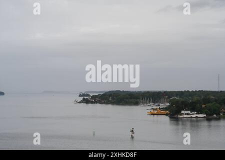 Die Schären vor Stockholm. Blick die Schäreninsel Furusund. Der Stockholmer Schärengarten besteht aus ungefähr 30 000 Inseln, Schären und Felsen, die sich 80 km östlich vom Stadtzentrum in Die Ostsee erstrecken. Einige sind große, bewohnte Inseln, die für ihre lebhaften Sommerpartys bekannt sind, andere ähneln eher felsigen Außenposten oder Gras bewachsenen Kuppen, die von Seehunden oder Kajakfahrern okkupiert werden. Stoccolma Schweden *** l'arcipelago al largo di Stoccolma Vista dell'arcipelago dell'isola di Furusund l'arcipelago di Stoccolma è composto da circa 30.000 isole, scogli e scogli st Foto Stock