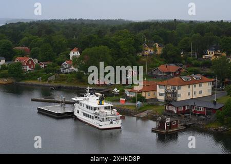 Die Schären vor Stockholm. Blick auf das ehemalige Sommerhaus von Astrid Lindgren Stenhällen auf der Schäreninsel Furusund. Die Insel War früher ein Kurort für wohlhabende Stockholmer Der Stockholmer Schärengarten besteht aus ungefähr 30 000 Inseln, Schären und Felsen, die sich 80 km östlich vom Stadtzentrum in die Ostsee erstrecken. Einige sind große, bewohnte Inseln, die für ihre lebhaften Sommerpartys bekannt sind, andere ähneln eher felsigen Außenposten oder Gras bewachsenen Kuppen, die von Seehunden oder Kajakfahrern okkupiert werden. Stoccolma Schweden *** l'arcipelago al largo di Stoccolma vi Foto Stock