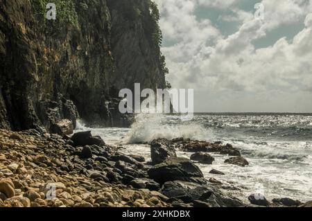 Onde che si infrangono sulle scogliere di Vatia Bay sulla costa nord di Tutuila, all'interno del Parco Nazionale delle Samoa americane Foto Stock