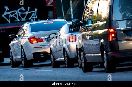 Amburgo, Germania. 15 luglio 2024. Auto e camion al semaforo. Il governo tedesco è ancora una volta sotto processo per la sua politica ambientale e climatica. Credito: Daniel Bockwoldt/dpa/Alamy Live News Foto Stock