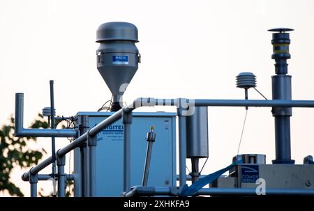 Amburgo, Germania. 15 luglio 2024. Vista di una stazione di monitoraggio dell'aria. Il governo tedesco è ancora una volta sotto processo per la sua politica ambientale e climatica. Crediti: Daniel Bockwoldt/dpa/Daniel Bockwoldt/dpa/Alamy Live News Foto Stock