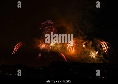 Parigi, Francia. 14 luglio 2024. 14 luglio fuochi d'artificio, Parigi, il 14 luglio 2024. Foto di Laurent Zabulon/ABACAPRESS. COM credito: Abaca Press/Alamy Live News Foto Stock