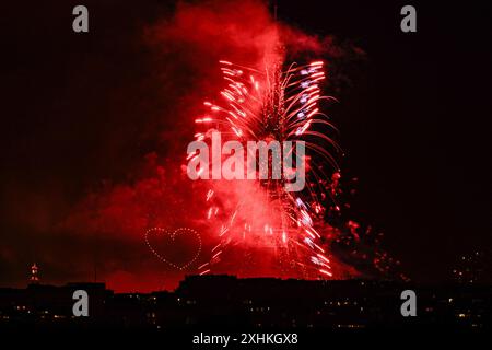 Parigi, Francia. 14 luglio 2024. 14 luglio fuochi d'artificio, Parigi, il 14 luglio 2024. Foto di Laurent Zabulon/ABACAPRESS. COM credito: Abaca Press/Alamy Live News Foto Stock