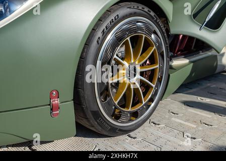 Fibbia in pelle per auto sportive Pagani utopia al Goodwood Festival of Speed 2024 Motorsport, evento nel West Sussex, Regno Unito. Pneumatico Pirelli P Zero Foto Stock