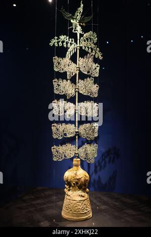 Guanghan Cina - 24 maggio 2024: Un albero del denaro di bronzo in mostra al Museo Sanxingdui di Sanxingdui vicino a Chengdu, provincia del Sichuan in Cina. Foto Stock