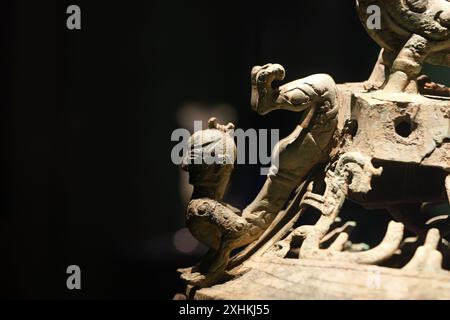 Guanghan Cina - 24 maggio 2024: Un coperchio in bronzo con bestia e uomo in mostra al Museo Sanxingdui di Sanxingdui vicino a Chengdu, provincia del Sichuan in Foto Stock