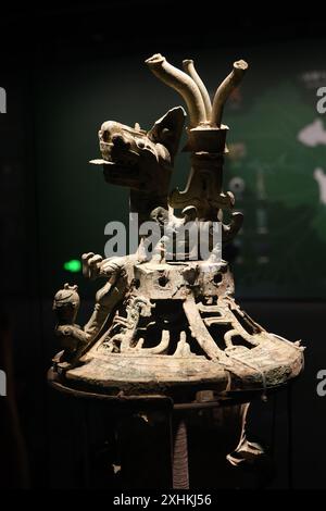 Guanghan Cina - 24 maggio 2024: Un coperchio in bronzo con bestia e uomo in mostra al Museo Sanxingdui di Sanxingdui vicino a Chengdu, provincia del Sichuan in Foto Stock