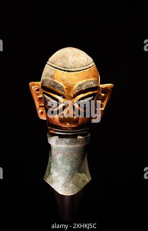 Guanghan Cina - 24 maggio 2024: Una testa umana in bronzo con maschera d'oro del XII secolo a.C. nella mostra di antichi manufatti al Museo Sanxingdui Foto Stock