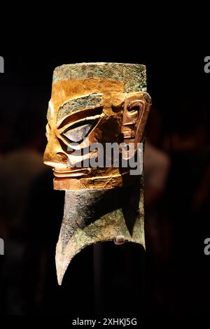 Guanghan Cina - 24 maggio 2024: Una testa umana in bronzo con maschera d'oro del XII secolo a.C. nella mostra di antichi manufatti al Museo Sanxingdui Foto Stock